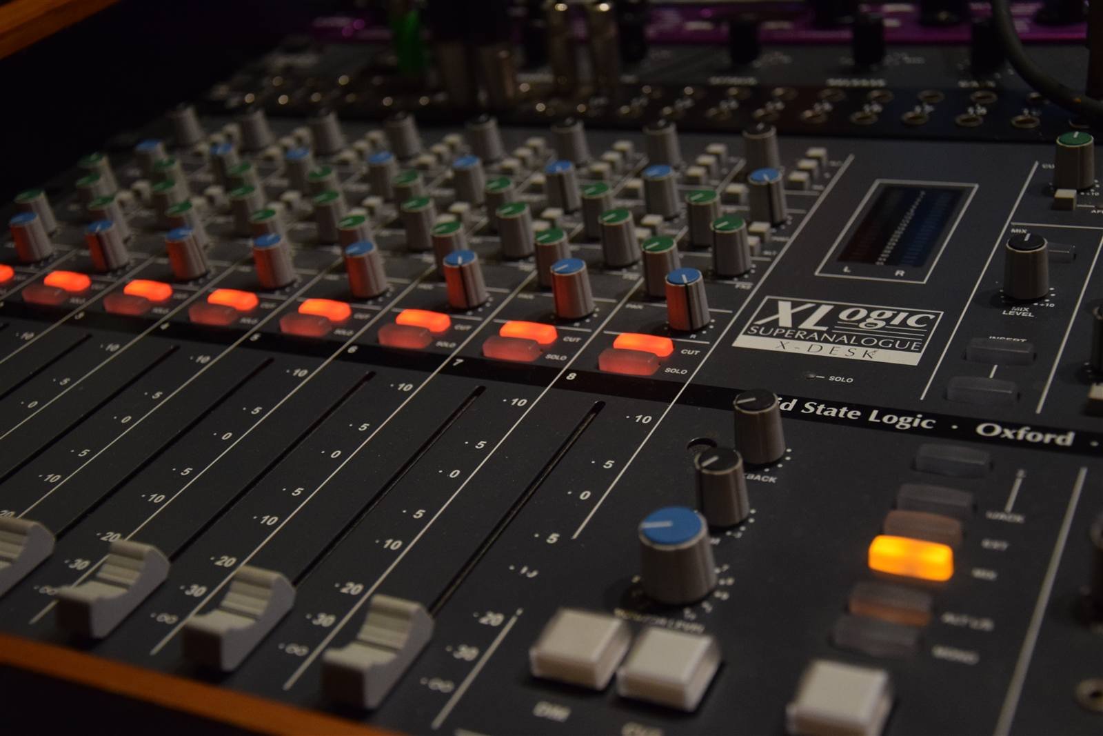 Consola de mezcla en un estudio de grabación profesional